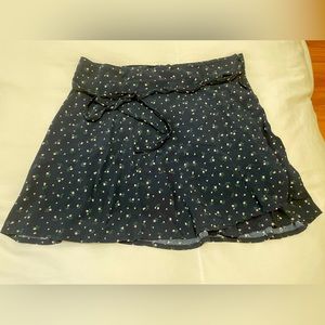 Flowey wrap skirt with floral print.
Fabrics: 100% viscose
Made in: Europe